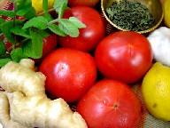 ドレッシングに使用する野菜はフレッシュミント、ドライミント、トマト、レモン、たまねぎ、にんにく、しょうがなど